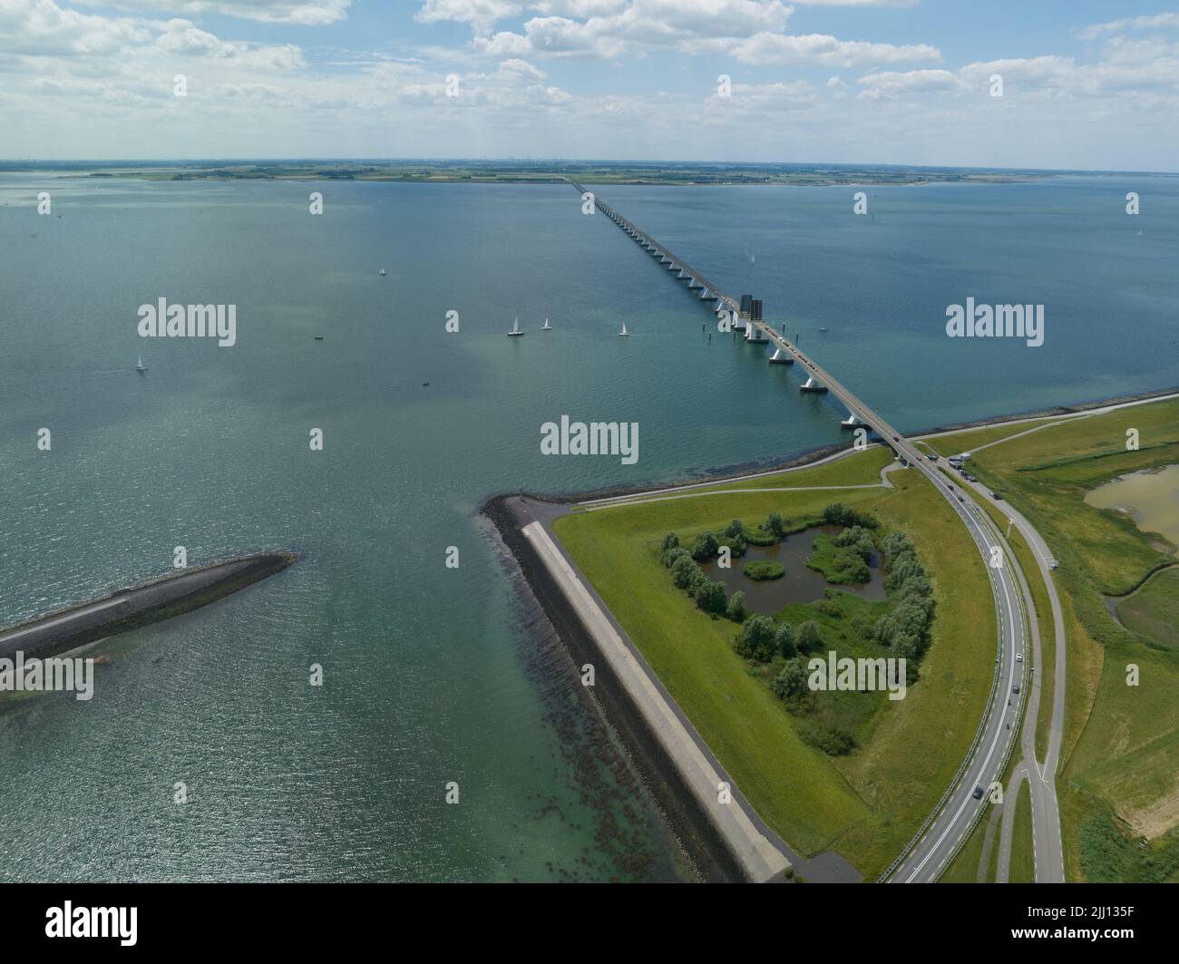 Pont de Zeelandbridge à l'infini dans la vue aérienne de drone de distance. Partie de Delta fonctionne. Infrastructure néerlandaise holland Zeeland. Livraison du transport Banque D'Images