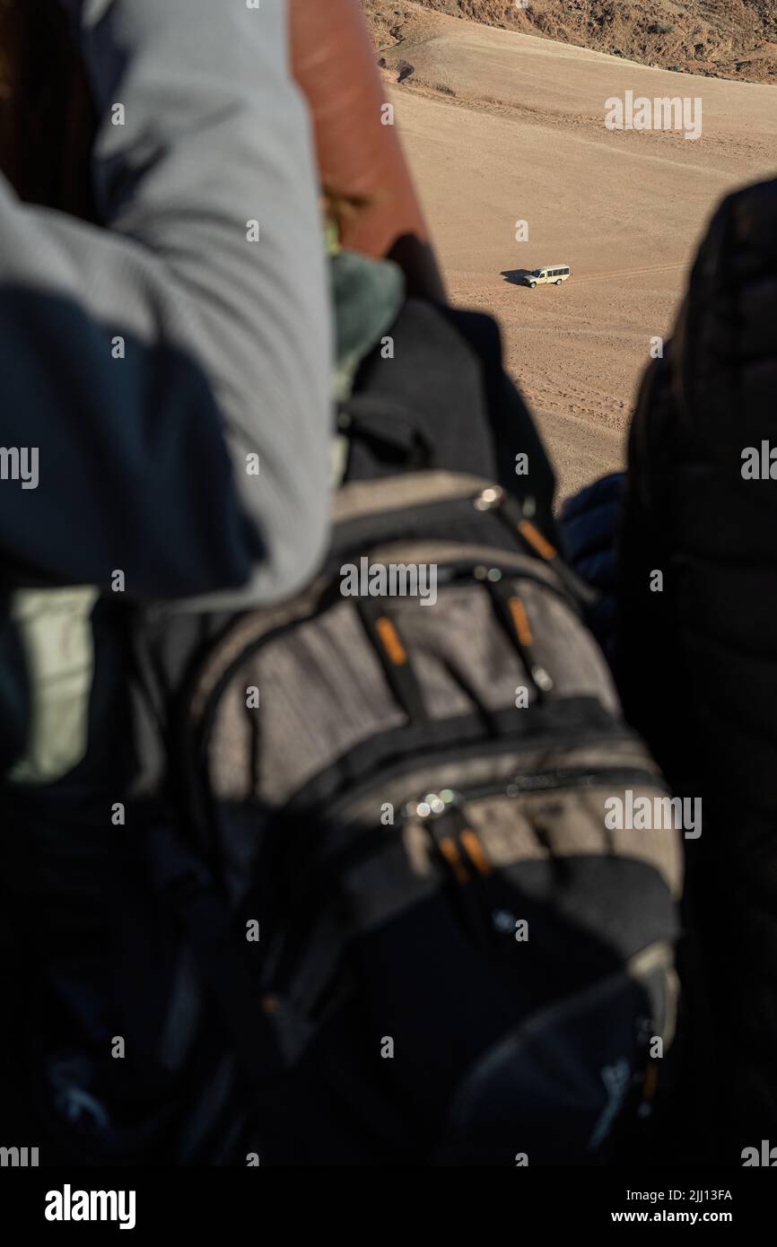 Un véhicule de courtoisie ou de service vu d'un ballon d'air chaud et encadré avec d'autres personnes dans le panier. Banque D'Images
