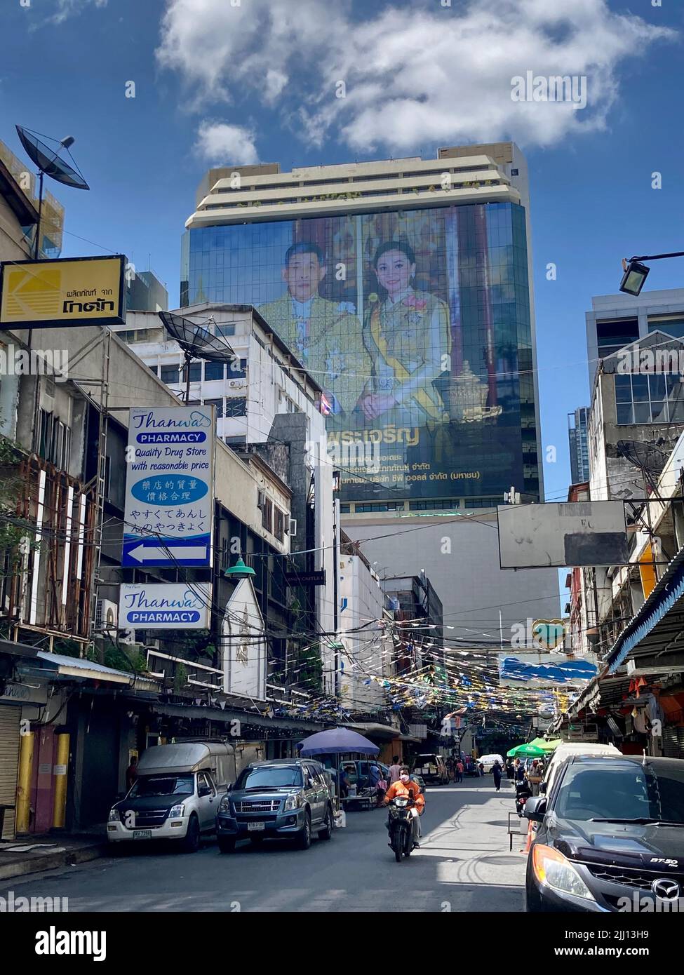 Bangkok, Thaïlande. 18th juillet 2022. Une photo plus grande que nature du roi Maha Vajiralongkorn et de sa femme Suthida est ornée sur le mur d'une maison sur Silom Road. Même si le monarque est généralement hors du pays, il est toujours omniprésent dans sa patrie. Jeudi, 28 juillet 2022, il aura 70 ans. (À dpa omniprésent encore loin: Le roi de Thaïlande a 70 ans) crédit: Carola Frentzen/dpa/Alamy Live News Banque D'Images