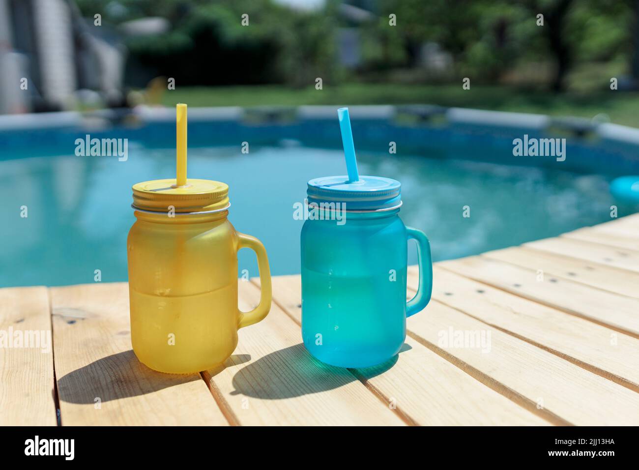 deux cocktails de jaune et de bleu au bord de la piscine. Fête au bord de la piscine à l'extérieur Banque D'Images