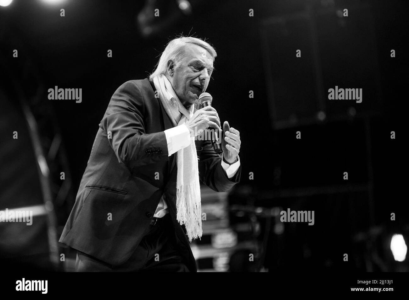 Illustration de la photo montre la chanteuse Salvatore Adamo photographiée pendant le concert et le feu d'artifice 'Belgium Celeates - Belgie viert feest - la Belgique fait la fete', au Parc du Cinquantenaire - Jubelpark, la soirée de la Journée nationale belge, à Bruxelles, jeudi 21 juillet 2022. BELGA PHOTO HATIM KAGHAT Banque D'Images