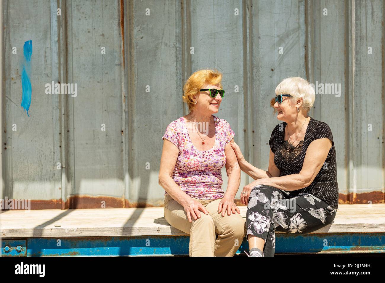 Deux femmes âgées sont heureuses de se rencontrer Banque D'Images