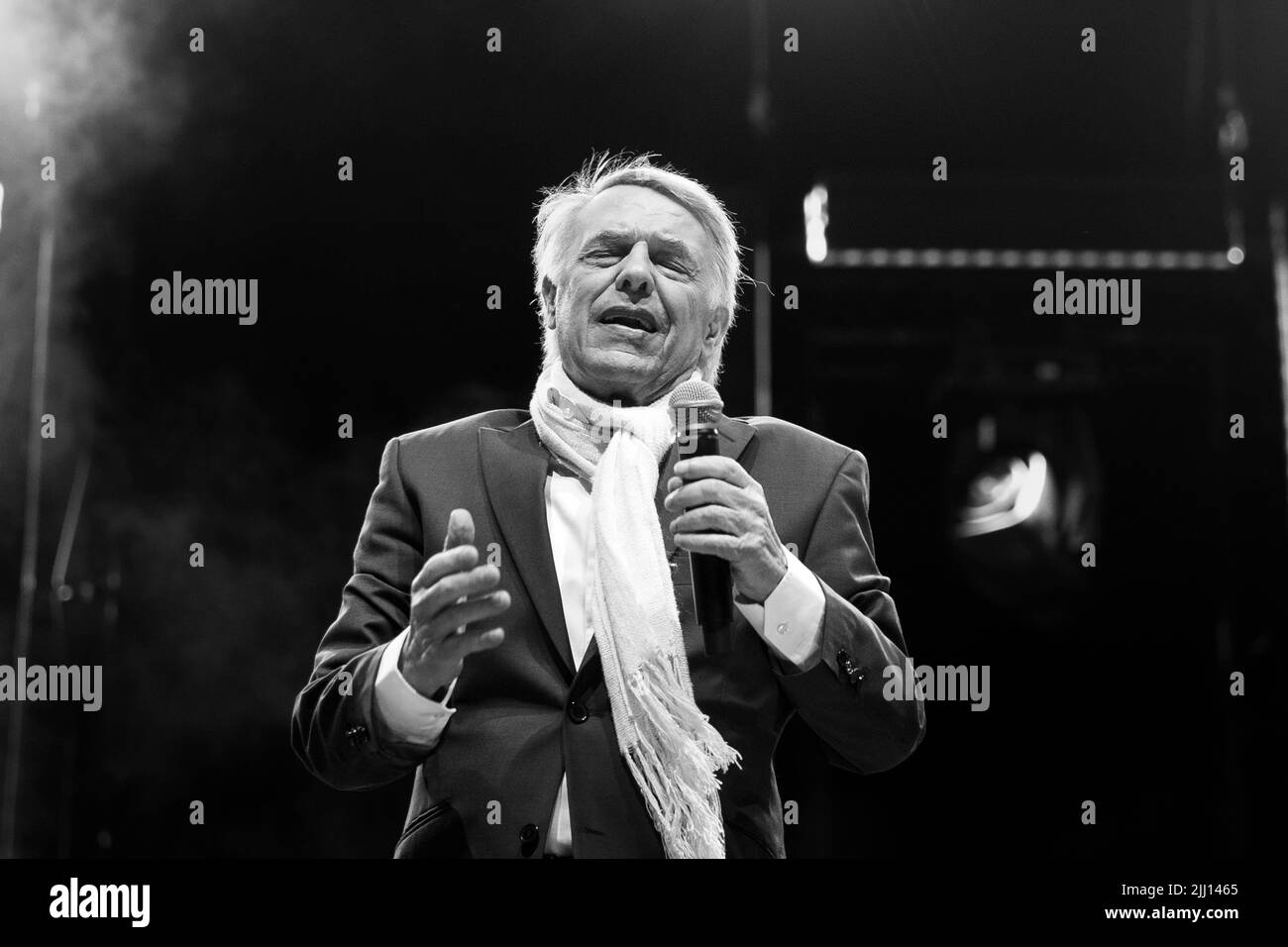 Illustration de la photo montre la chanteuse Salvatore Adamo photographiée pendant le concert et le feu d'artifice 'Belgium Celeates - Belgie viert feest - la Belgique fait la fete', au Parc du Cinquantenaire - Jubelpark, la soirée de la Journée nationale belge, à Bruxelles, jeudi 21 juillet 2022. BELGA PHOTO HATIM KAGHAT Banque D'Images