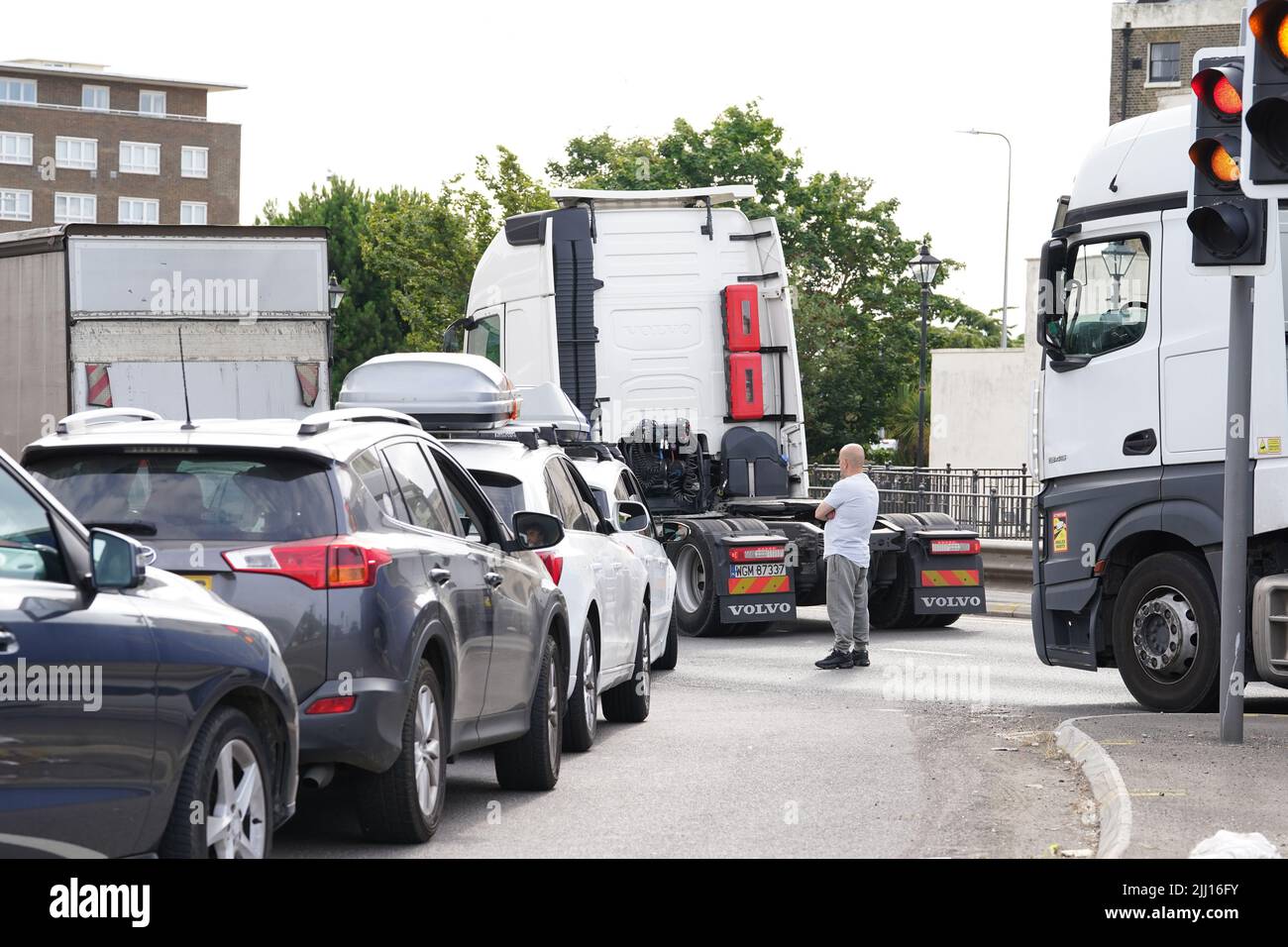 Bouchons de circulation menant au ferry de Douvres, dans le Kent, de nombreuses familles s'embarquent pour des escapades au début des vacances d'été pour de nombreuses écoles en Angleterre et au pays de Galles. Le personnel du contrôle français des frontières au port de Douvres est « lamentablement insuffisant », ce qui fait que les vacanciers sont coincés dans de longues files d'attente, a déclaré le port de Kent. Date de la photo: Vendredi 22 juillet 2022. Banque D'Images