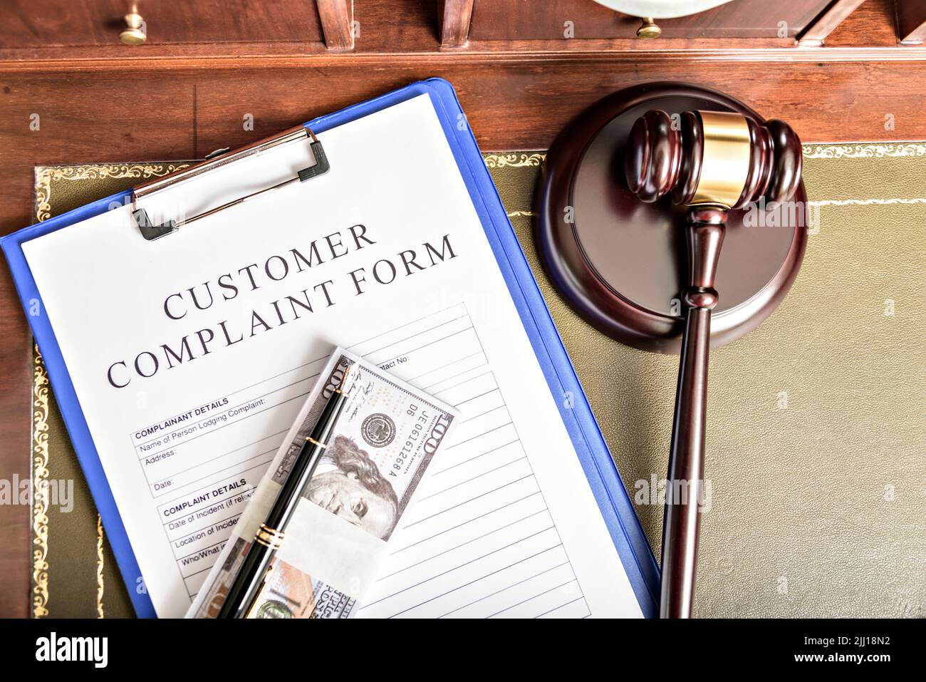 Les plaintes. Wooden gavel et livres en arrière-plan. Concept du droit et de la justice. Banque D'Images