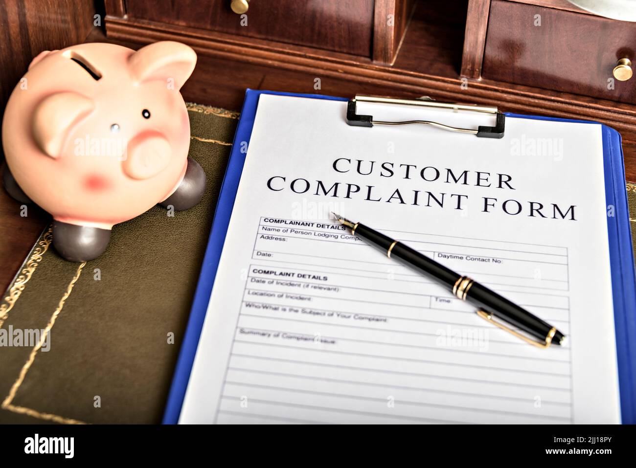 Les plaintes. Wooden gavel et livres en arrière-plan. Concept du droit et de la justice. Banque D'Images