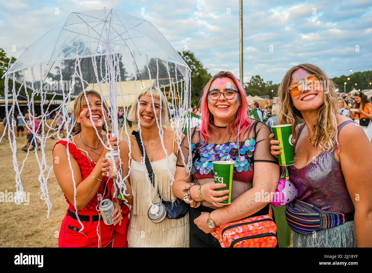 Henham Park, Suffolk, Royaume-Uni. 21st juillet 2022. Un groupe de femmes avec un thème maritime incluant des poissons et des mermaid - le Latitude Festival 2022, Henham Park. Suffolk. Crédit : Guy Bell/Alay Live News Banque D'Images