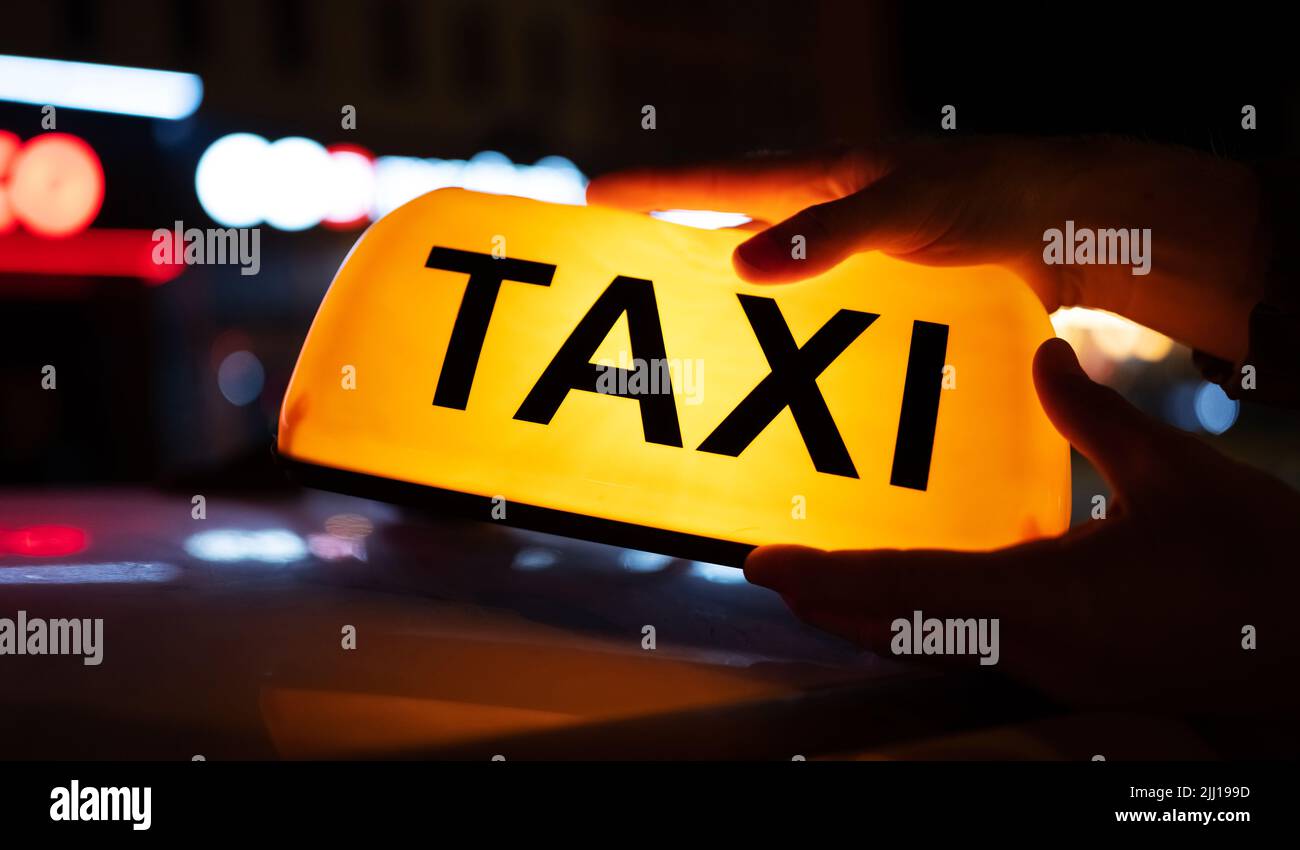 Le panneau de taxi s'allume dans la rue Banque D'Images