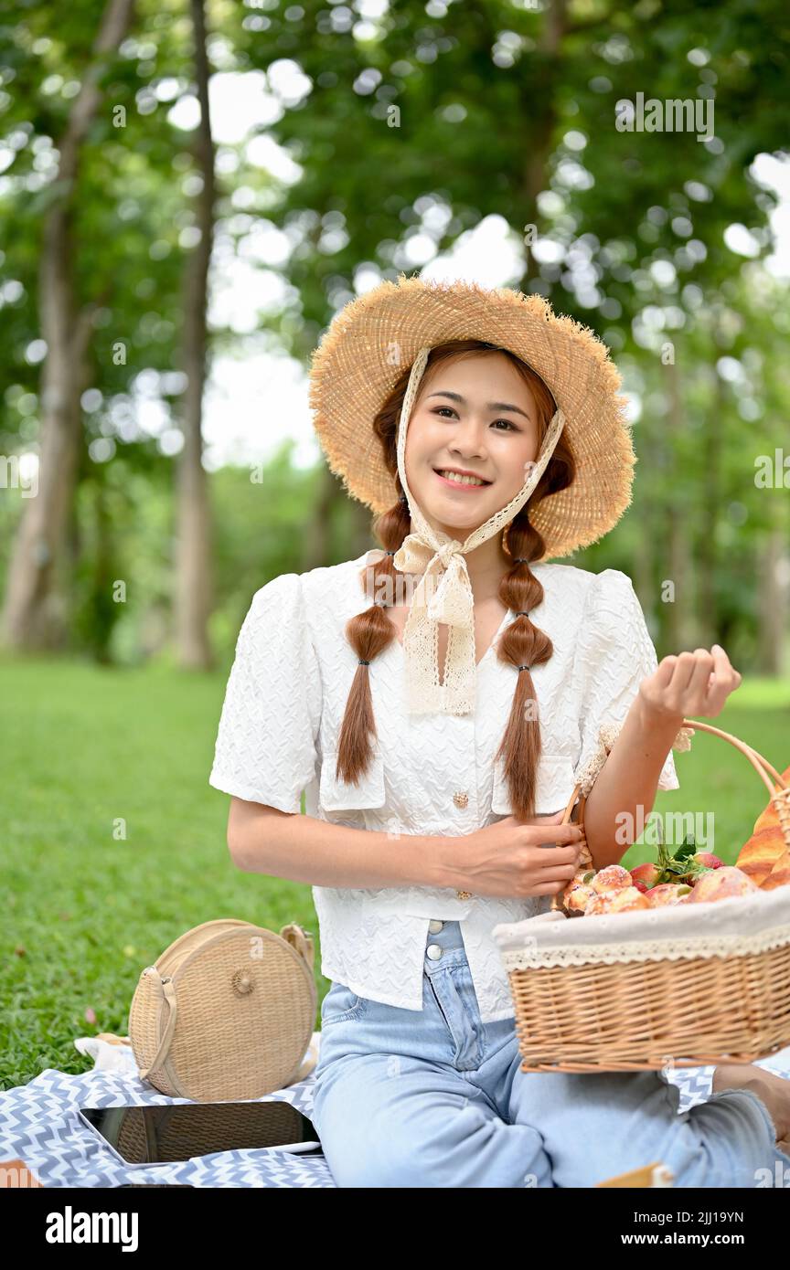 Femme avec chapeau de paille tenant panier en osier dans le champ de maïs.  La nourriture de la ferme à la table concept avec fermier Photo Stock -  Alamy