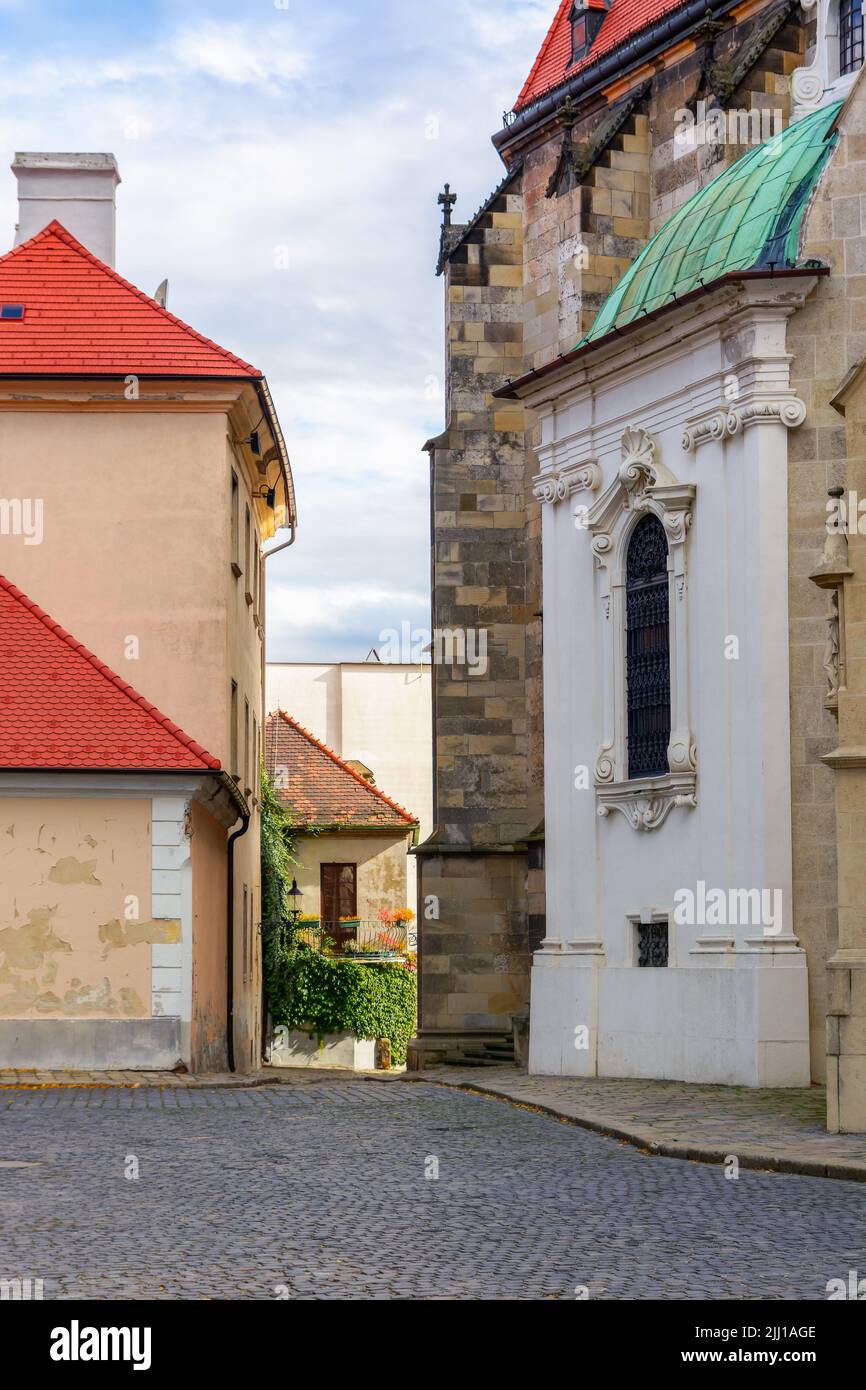 bratislava, slovaquie - 16 octobre 2019 : rues pavées étroites de la vieille ville. vacances européennes en automne. belle architecture sur un soleil Banque D'Images