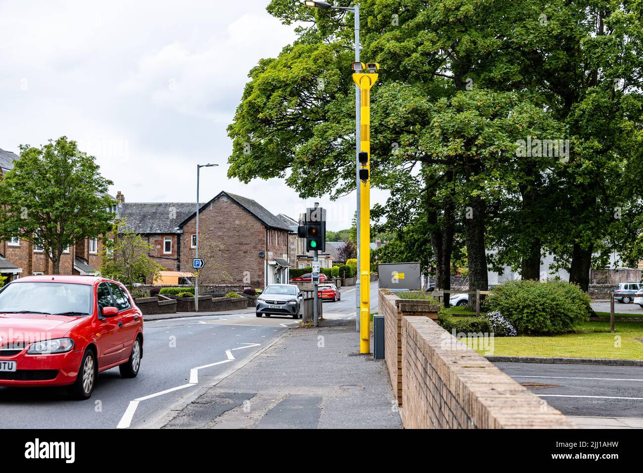 A814, Cardross village main Road, caméra de vitesse jaune pour la gestion de la circulation située près d'un passage piéton où les véhicules à vitesse rapide sont un problème Banque D'Images
