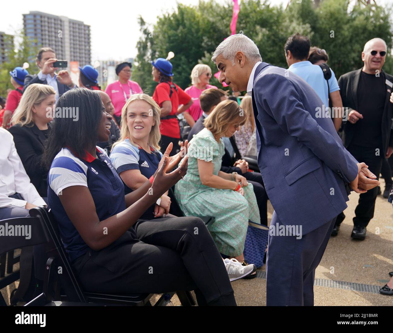 Les médaillés d'or olympiques Christine Ohuruogu (à gauche) et Ellie Simmonds (au centre) avec le maire de Londres Sadiq Khan lors de l'événement anniversaire des Jeux Olympiques de Londres 2012 10th qui s'est tenu au Bridge One au parc olympique de la Reine Elizabeth, à Londres. Mercredi 27 juillet marquera exactement 10 ans depuis la cérémonie d'ouverture des Jeux Olympiques de Londres 2012. Date de la photo: Vendredi 22 juillet 2022. Banque D'Images