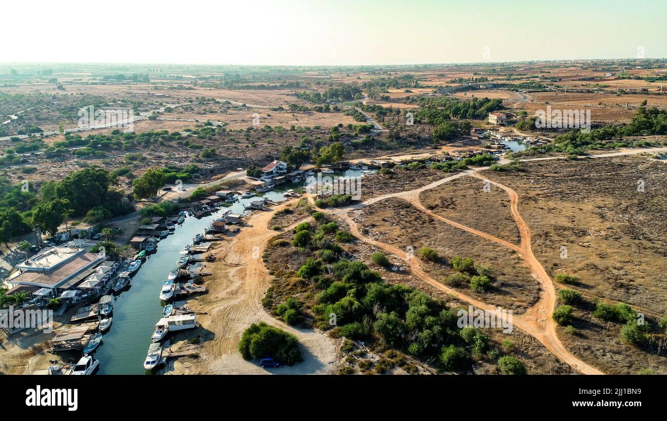 Vue panoramique sur le Liopetri jusqu'à la mer (potamos Liopetriou), Famagusta, Chypre. Un site touristique touristique de pêche village, fj naturel Banque D'Images