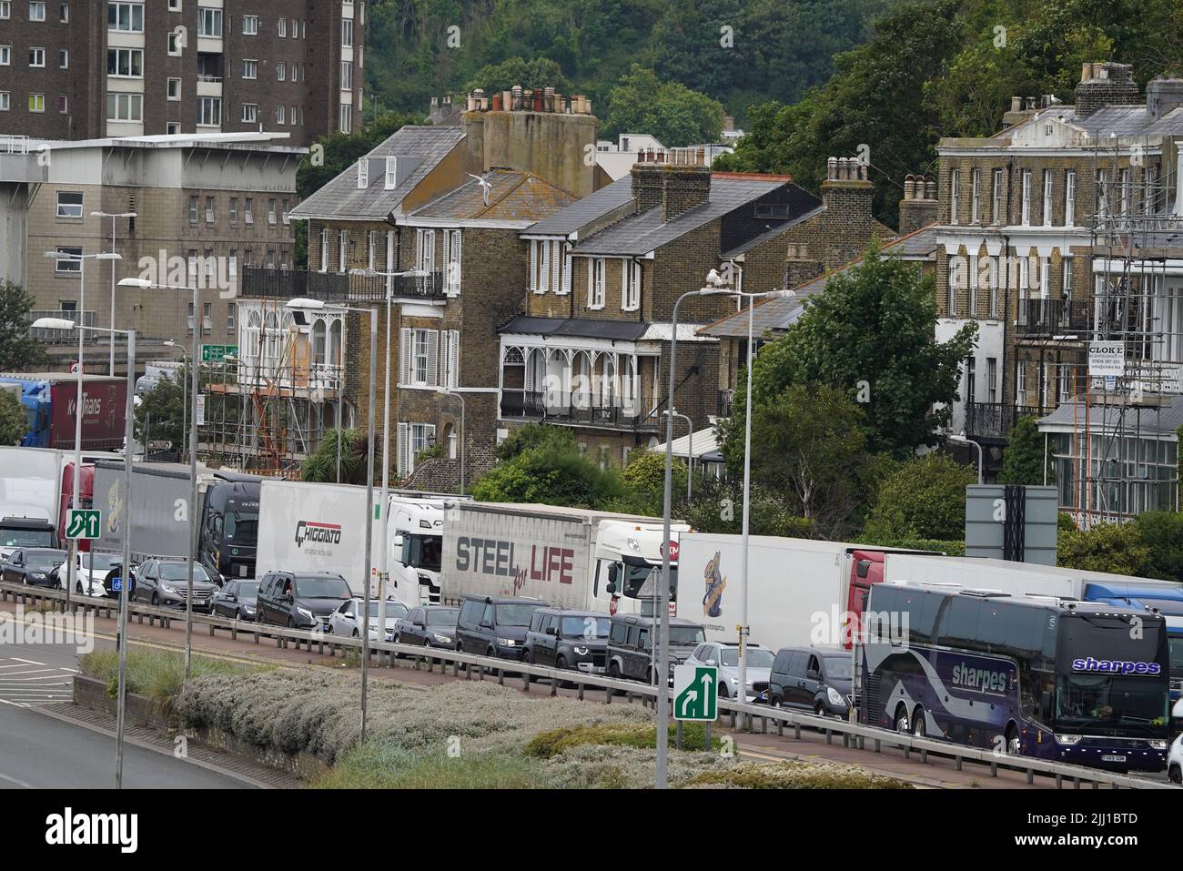 Bouchons de circulation menant au port de ferry de Douvres, dans le Kent, de nombreuses familles s'embarquent pour des escapades au début des vacances d'été pour de nombreuses écoles en Angleterre et au pays de Galles. Le personnel du contrôle français des frontières au port de Douvres est « lamentablement insuffisant », ce qui fait que les vacanciers sont coincés dans de longues files d'attente, a déclaré le port de Kent. Date de la photo: Vendredi 22 juillet 2022. Banque D'Images