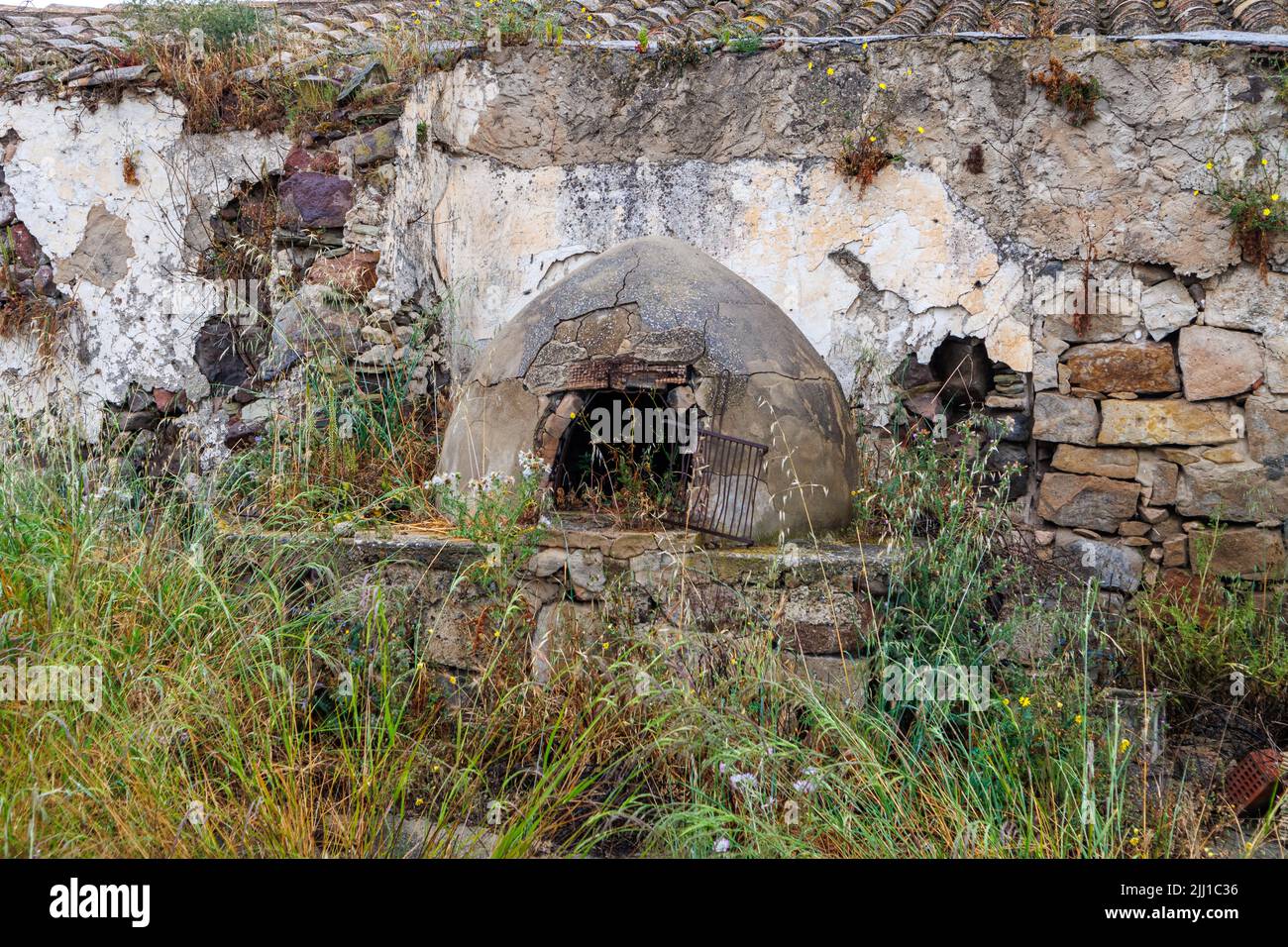 Ancienne maison abandonnée en ruine avec four traditionnel sur l'île de Sardaigne, Italie Banque D'Images