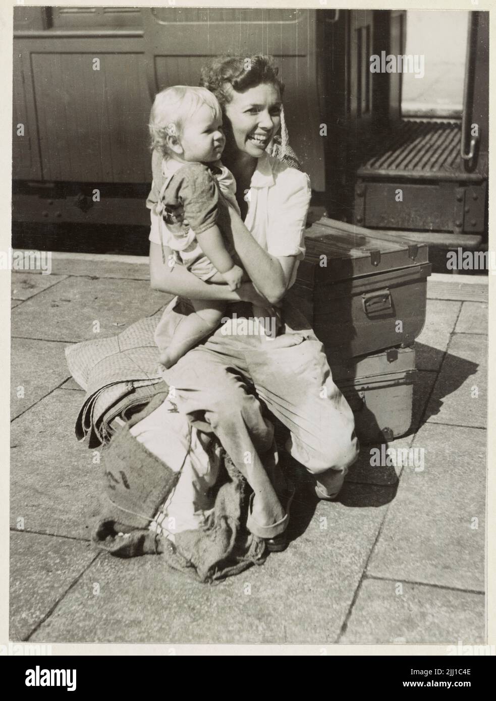 Une photo d'époque vers février 1942 montrant une femme britannique évacuée avec bébé à la gare d'Ipoh pendant l'invasion japonaise de Malaya et la chute de Singapour. Banque D'Images