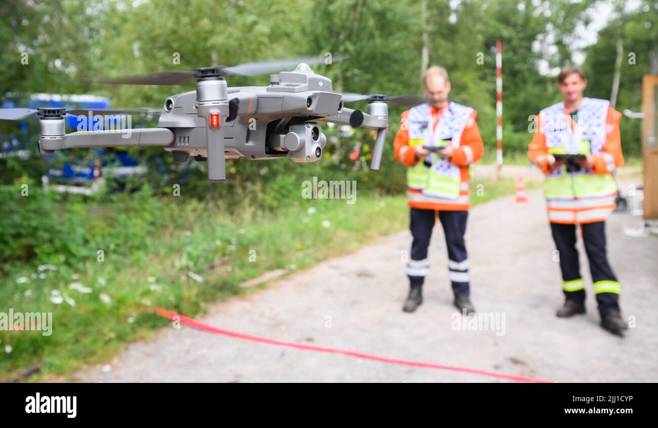 Sassenburg, Allemagne. 22nd juillet 2022. Un drone du service des incendies appuie les efforts de lutte contre les incendies dans la Grande Moor, dans le district de Gifhorn. Jeudi, un incendie s'est déclaré dans la lande sur une zone d'environ 35 terrains de football. Selon le service des incendies, les travaux d'extinction devraient durer plusieurs jours. Credit: Julian Stratenschulte/dpa/Alay Live News Banque D'Images
