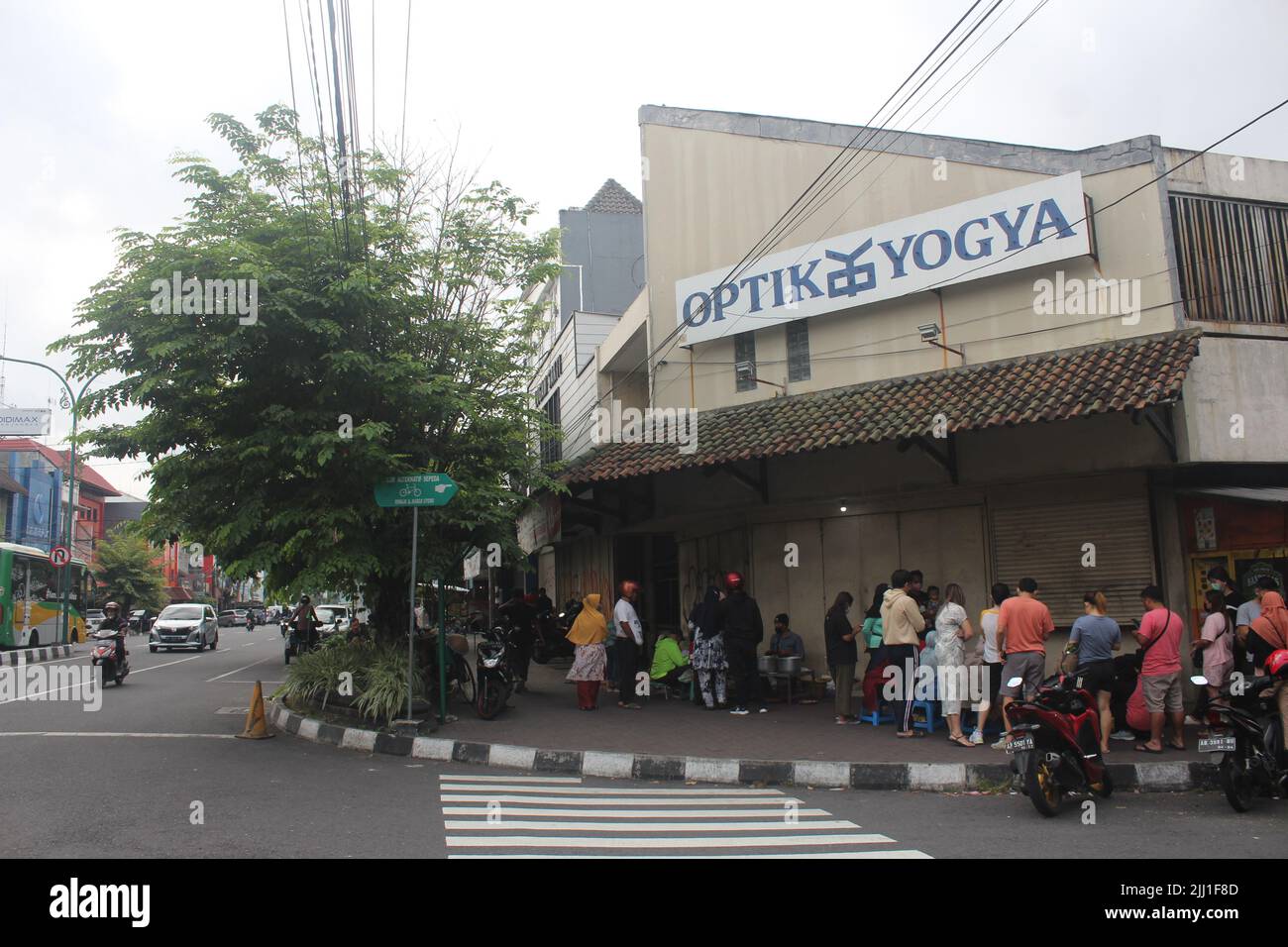 Indonésien Street Food à Yogyakarta, Mbah Satinem, vendant jajanan traditionnel Javanese Street Food Ketan, Lupuis, Cenil près de Tugu, Yogyakarta Banque D'Images