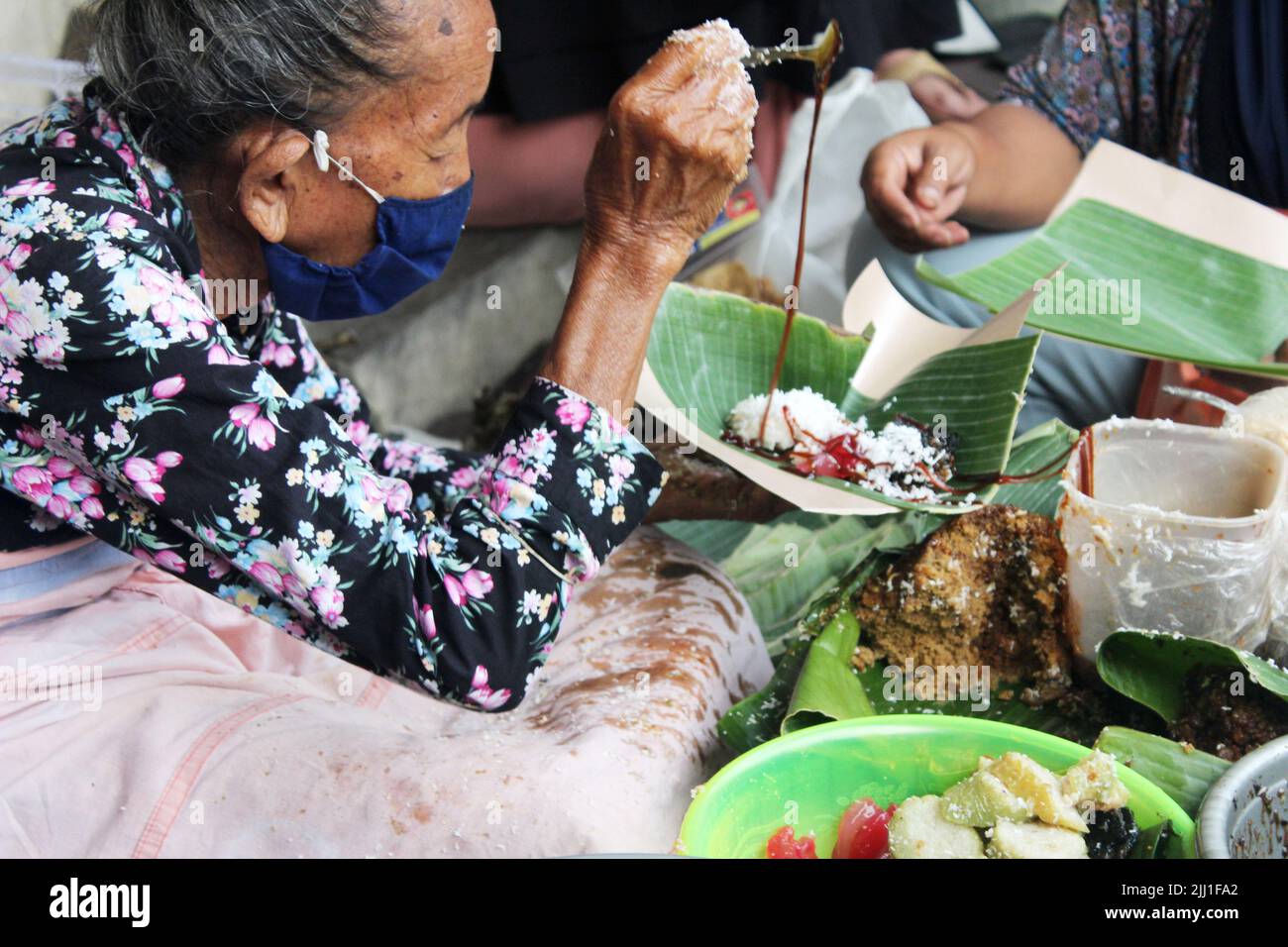 Indonésien Street Food à Yogyakarta, Mbah Satinem, vendant jajanan traditionnel Javanese Street Food Ketan, Lupuis, Cenil près de Tugu, Yogyakarta Banque D'Images