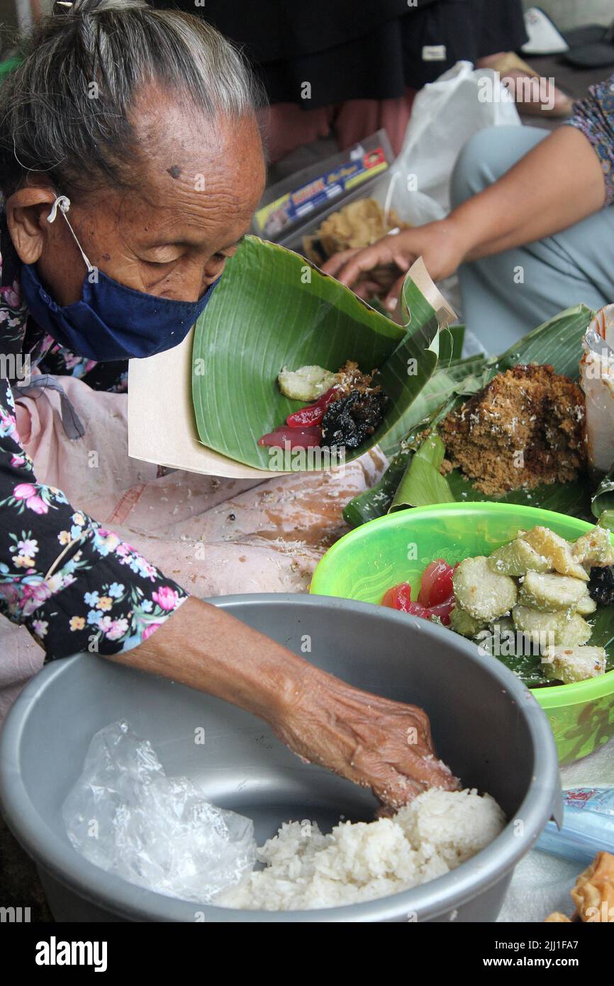 Indonésien Street Food à Yogyakarta, Mbah Satinem, vendant jajanan traditionnel Javanese Street Food Ketan, Lupuis, Cenil près de Tugu, Yogyakarta Banque D'Images