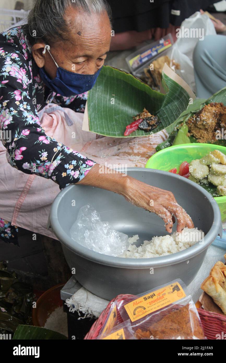 Indonésien Street Food à Yogyakarta, Mbah Satinem, vendant jajanan traditionnel Javanese Street Food Ketan, Lupuis, Cenil près de Tugu, Yogyakarta Banque D'Images