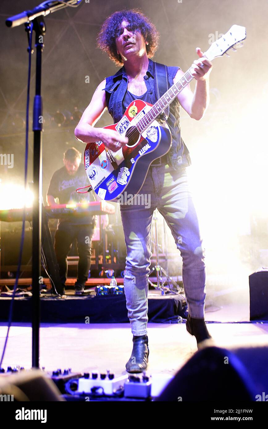 Andrea Appino, membre du groupe de rock italien Zen Circus, se produit en direct à la Villa Ada à Rome. (Photo par Vincenzo Nuzzolese / SOPA Images / Sipa USA) Banque D'Images