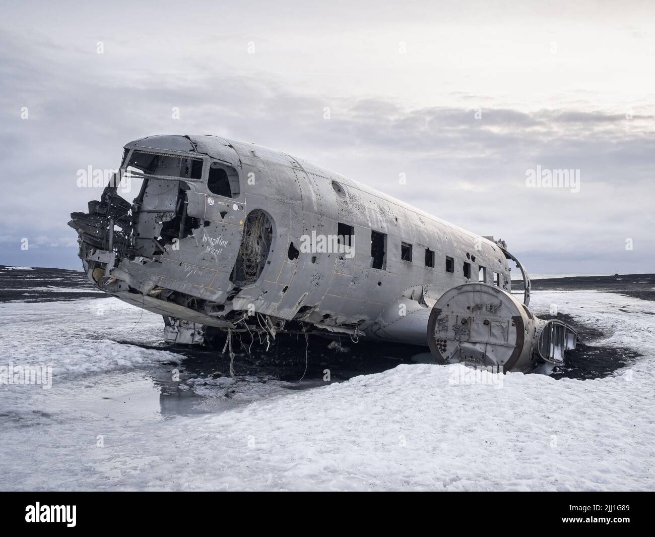 Un avion de ligne DC-3 de Douglas détruit et abandonné sur la plage de Sólheimasandur, en Islande. Banque D'Images