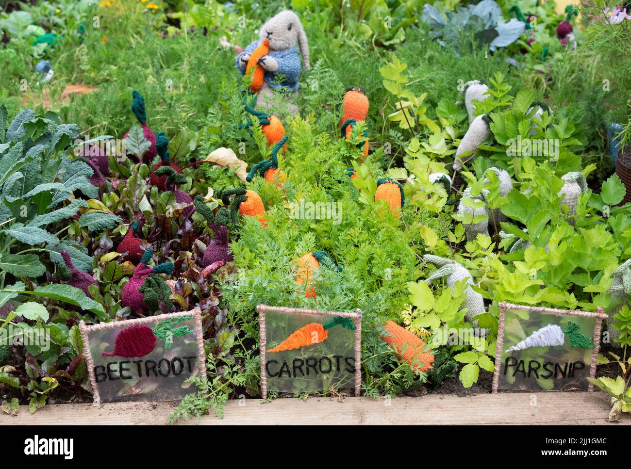 Walton Charity Community Allotment exposition de bombes à fils au RHS Hampton court Palace Flower show 2022. Légumes tricotés parmi l'allotissement Banque D'Images