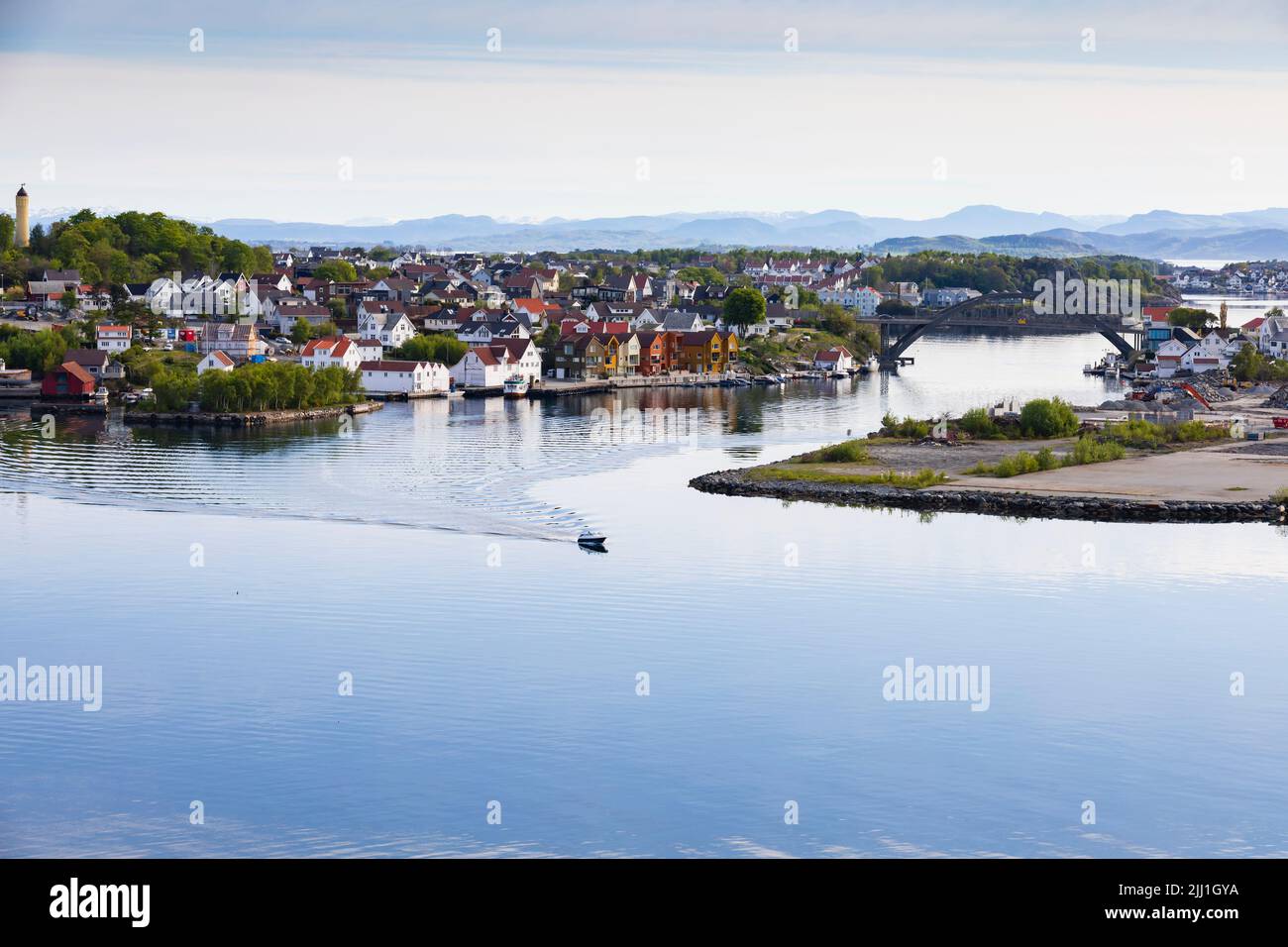 Un bateau à moteur part dans l'eau calme du port de Stavanger lorsqu'il part de l'île de Buøy. Norvège Banque D'Images