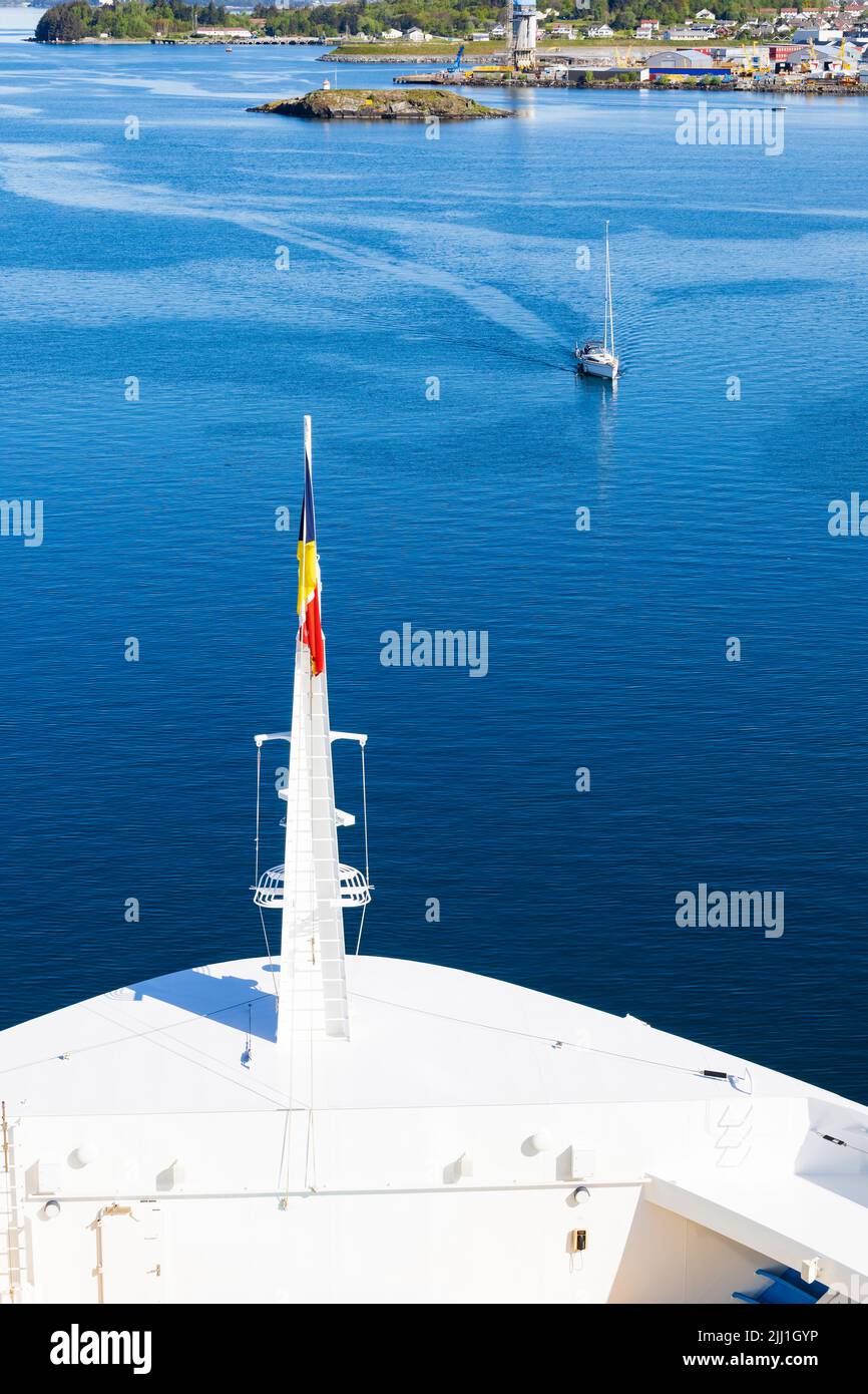 Un seul yacht se trouve dans le port de Stavanger, après les arcs de MS Iona. , Norvège Banque D'Images