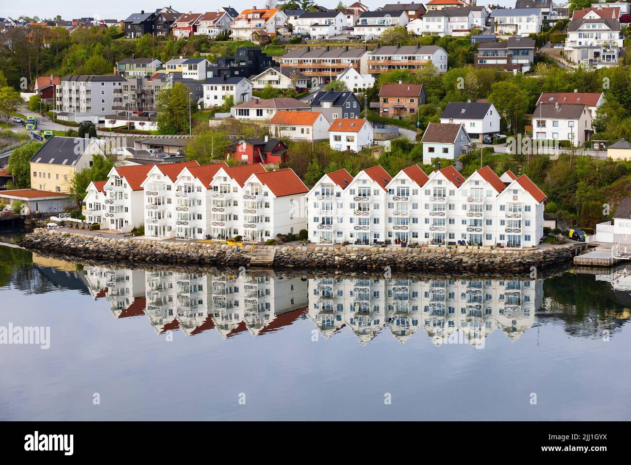 Maisons blanches en bord de mer se reflétant dans la mer. À l'approche du port de Stavanger. Ducavikveien, Norvège Banque D'Images