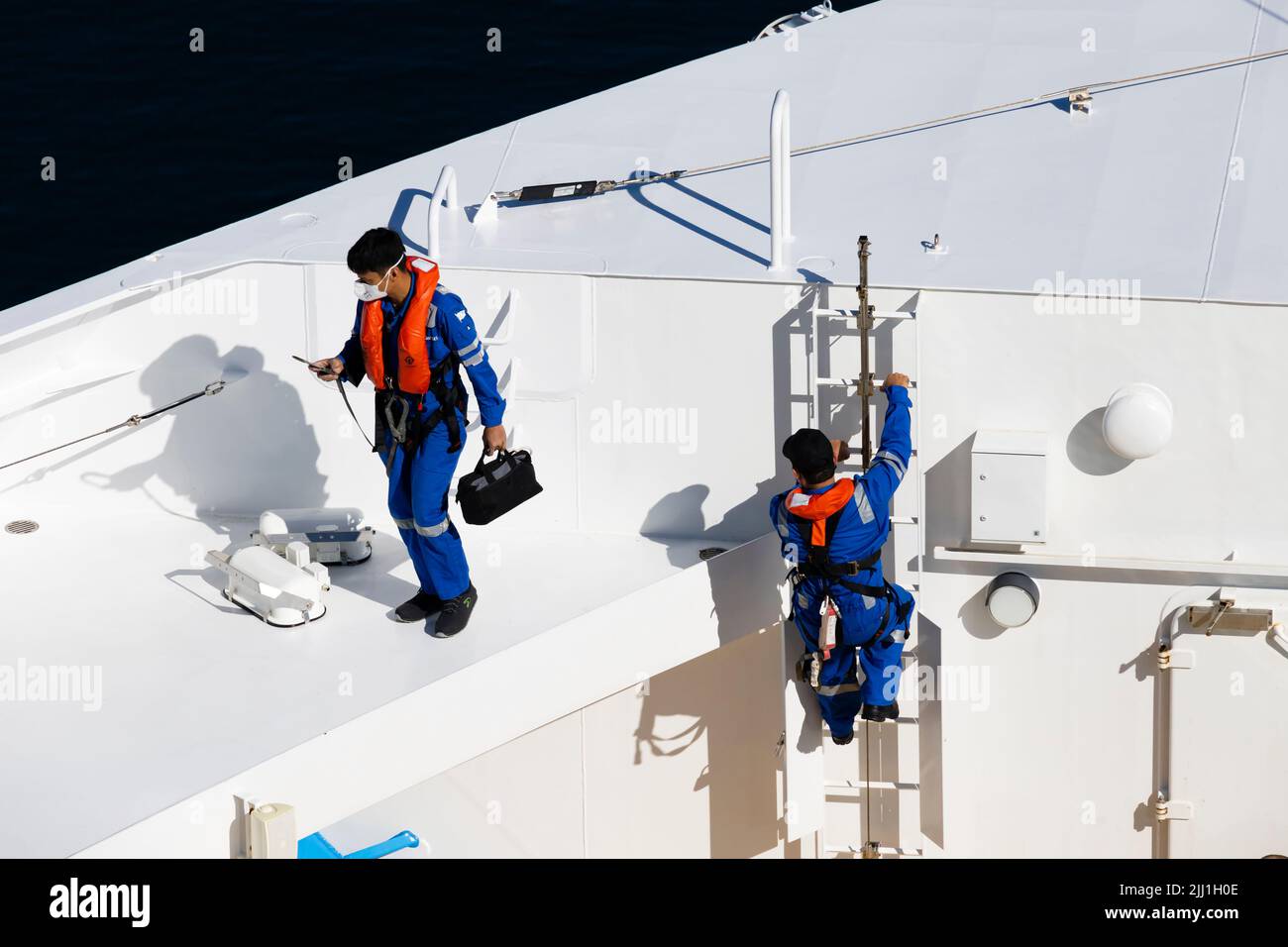 L'équipe d'entretien des navires se prépare à travailler avec un EPI complet sur le MS Iona, à quai à Stavanger, en Norvège Banque D'Images