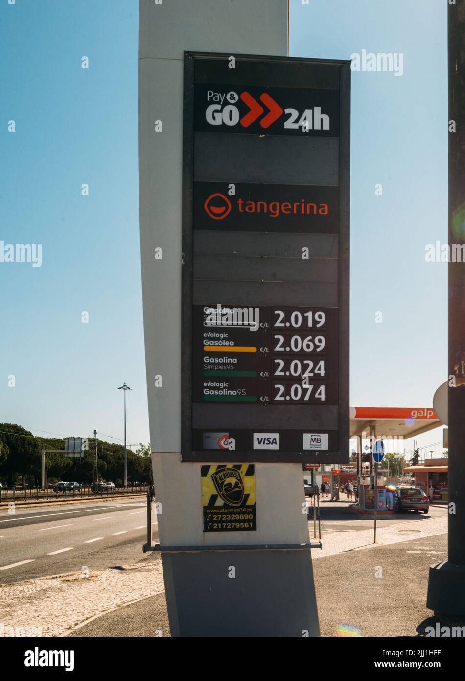 Lisbonne, Portugal - 21 juillet 2022 : prix de l'essence et du diesel exposés dans une station-service de Lisbonne, Portugal Banque D'Images