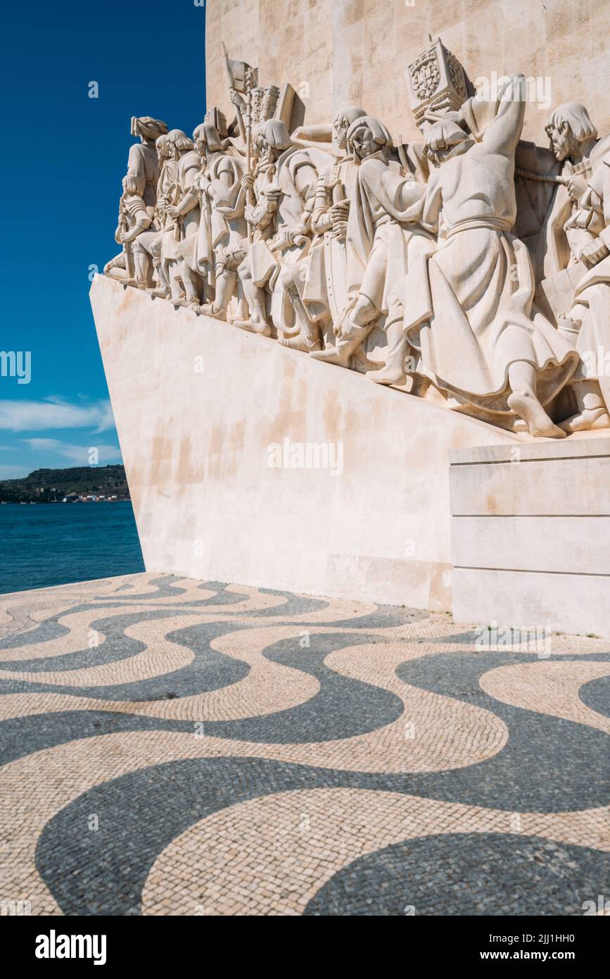 Lisbonne, Portugal - 21 juillet 2022 : foules de touristes au Padrao dos Descobrimentos, traduit en Monument des découvertes, dans la région de Belem Banque D'Images