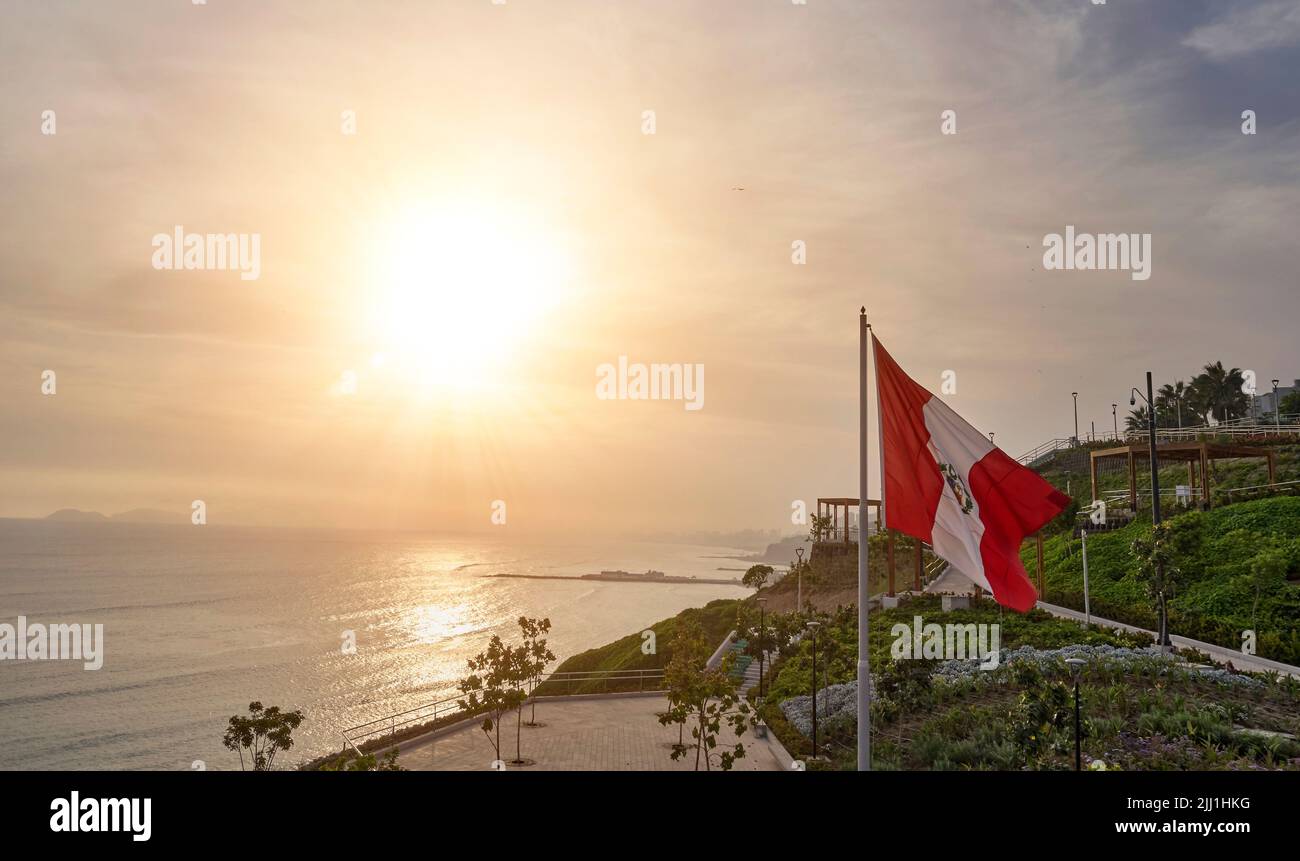 Vue aérienne du Parque Bicentenario dans la descente d'Armendariz, la ville de Miraflores et le récif de la Costa Verde à Lima, Pérou. Banque D'Images