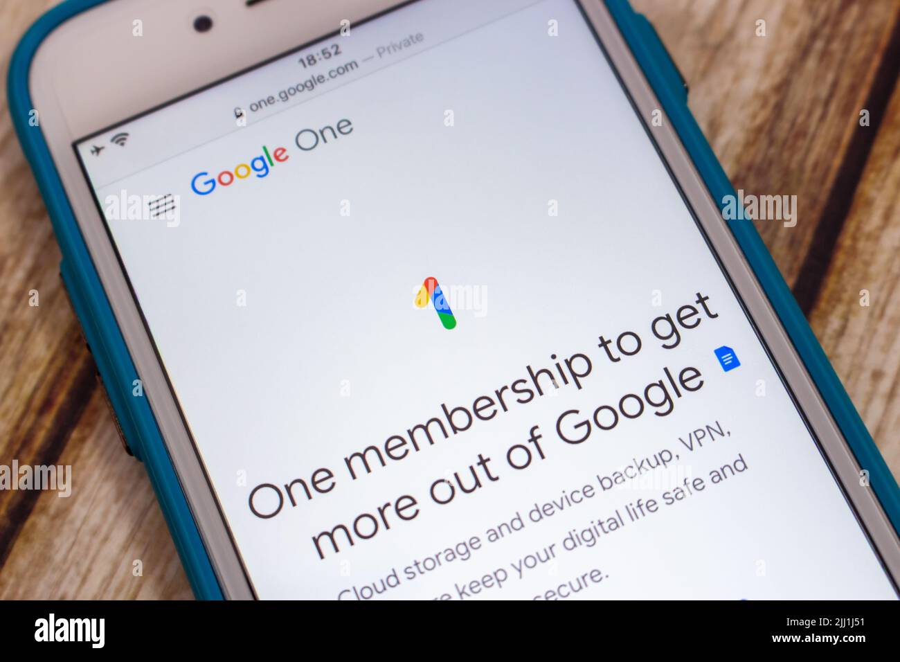 Kumamoto, JAPON - juin 9 2022 : le site web de Google One, le service d'abonnement de Google qui offre un stockage et un service cloud étendus, sur un iPhone Banque D'Images