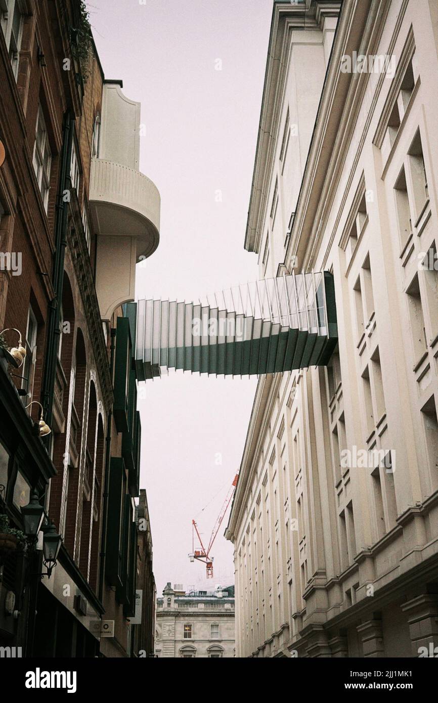 Un cliché vertical du pont d'aspiration reliant l'Opéra royal et l'École de ballet royal, Royaume-Uni Banque D'Images