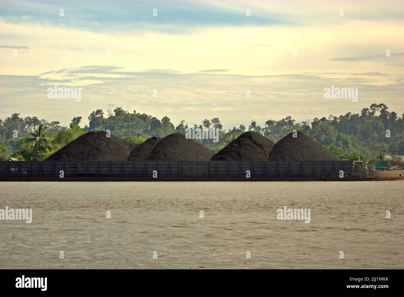 Barge de charbon sur la rivière Segah à Tanjung Redeb, Berau, Kalimantan oriental, Indonésie. Banque D'Images