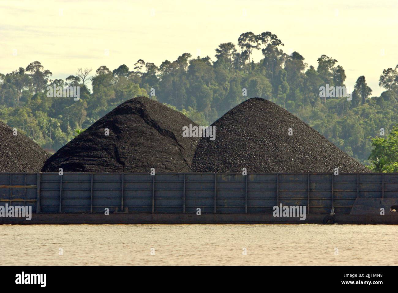 Barge de charbon sur la rivière Segah à Tanjung Redeb, Berau, Kalimantan oriental, Indonésie. Banque D'Images