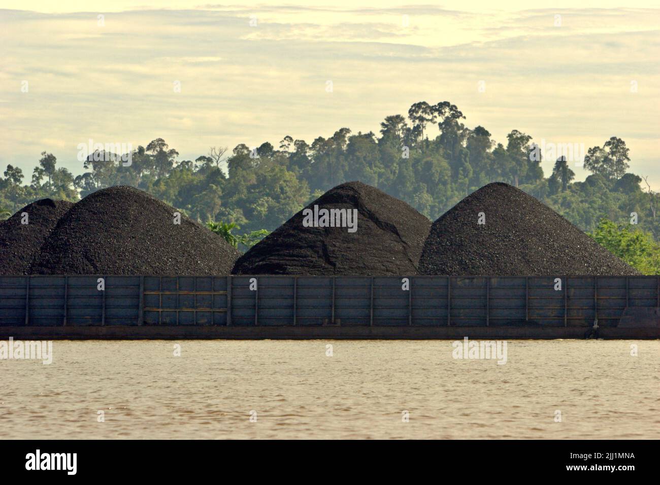 Barge de charbon sur la rivière Segah à Tanjung Redeb, Berau, Kalimantan oriental, Indonésie. Banque D'Images