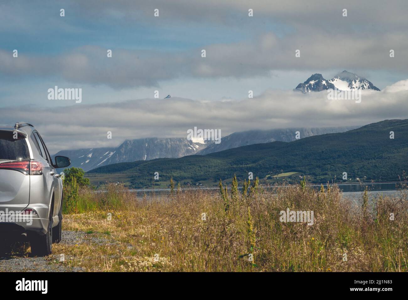 Voiture pour voyager avec une route de montagne Banque D'Images