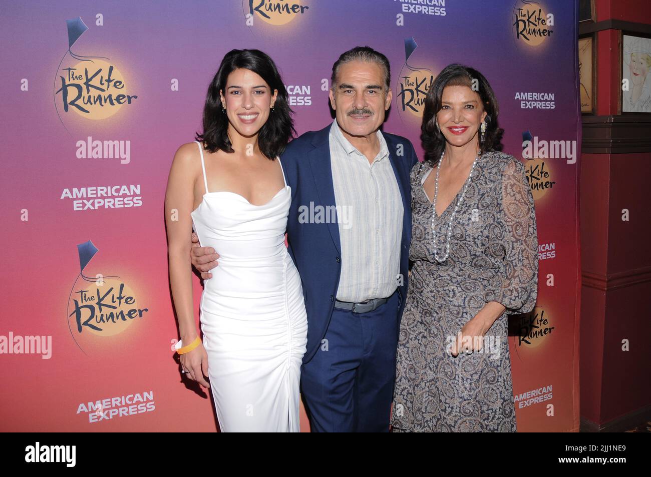 Tara Touzie, Houshang Touzie et Shohreh Aghdashloo assistent à la soirée d'ouverture de Kite Runner à Sardi's à New York, NY sur 21 juillet 2022. (Photo ? Par Efren Landaos/Sipa USA) Banque D'Images