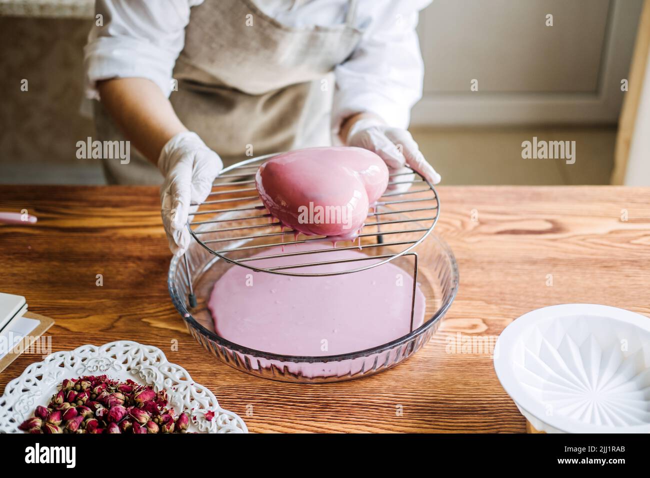 Gâteau mousse. Gâteau Glaze miroir. Processus de fabrication de gâteau de  mousse en forme de coeur avec glaçage miroir rose Photo Stock - Alamy