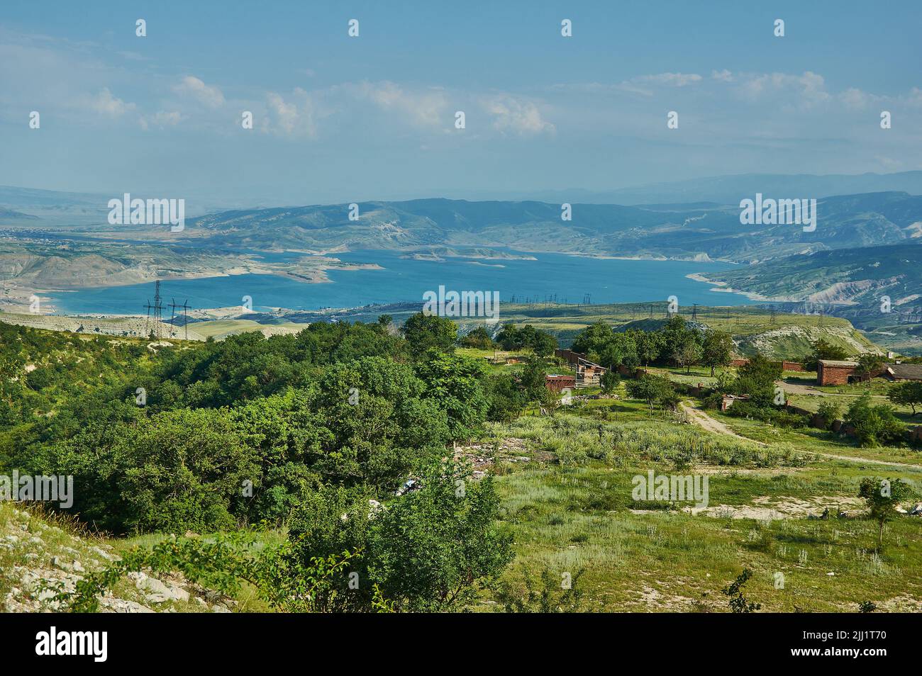 Réservoir de Chirkey Dagestan, paysage de montagne avec route de terre à proximité du réservoir Banque D'Images