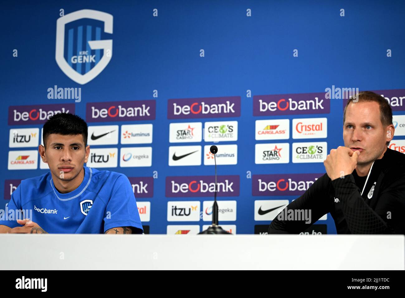 Le nouveau joueur de Genk, Nicolas Castro, et le spécialiste de haute performance de Genk, Bram Swinnen, photographiés lors de la conférence de presse hebdomadaire de l'équipe belge de football, KRC Genk, vendredi 22 juillet 2022 à Genk, pour discuter du début de la compétition nationale. BELGA PHOTO JOHAN EYCKENS Banque D'Images