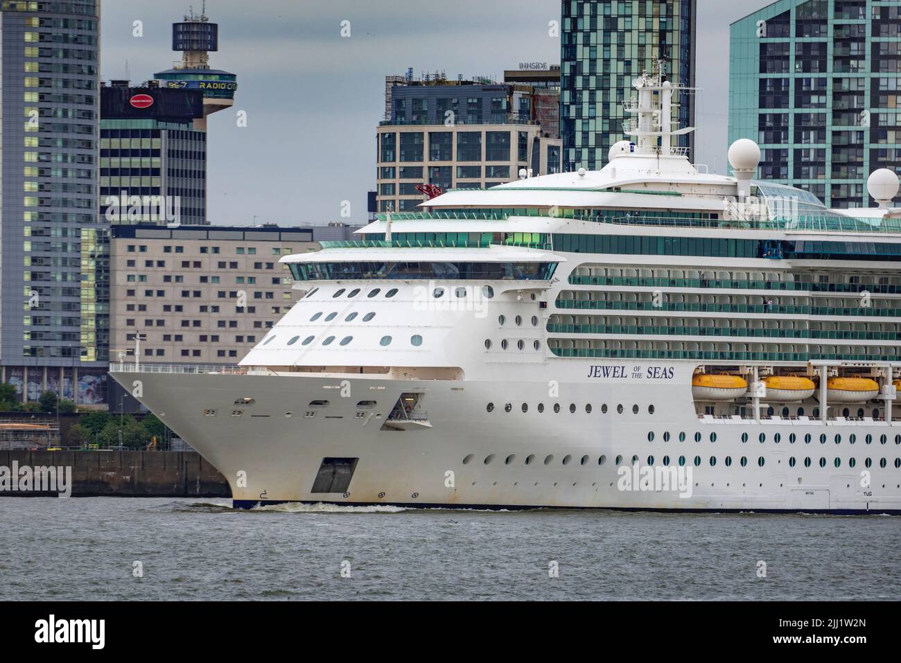 Joyau de la mer iThe Radiance bateau de croisière exploité par Royal Caribbean vu à Liverpool pierhead sur la rivière Mersey. Banque D'Images