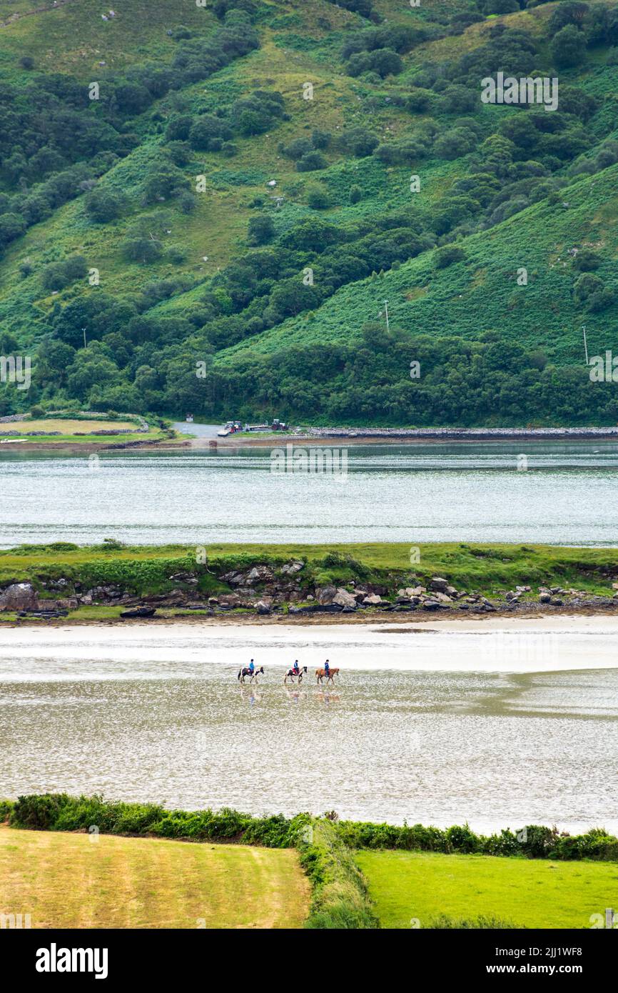 Equitation sur une plage à Ardara, comté de Donegal, Irlande Banque D'Images