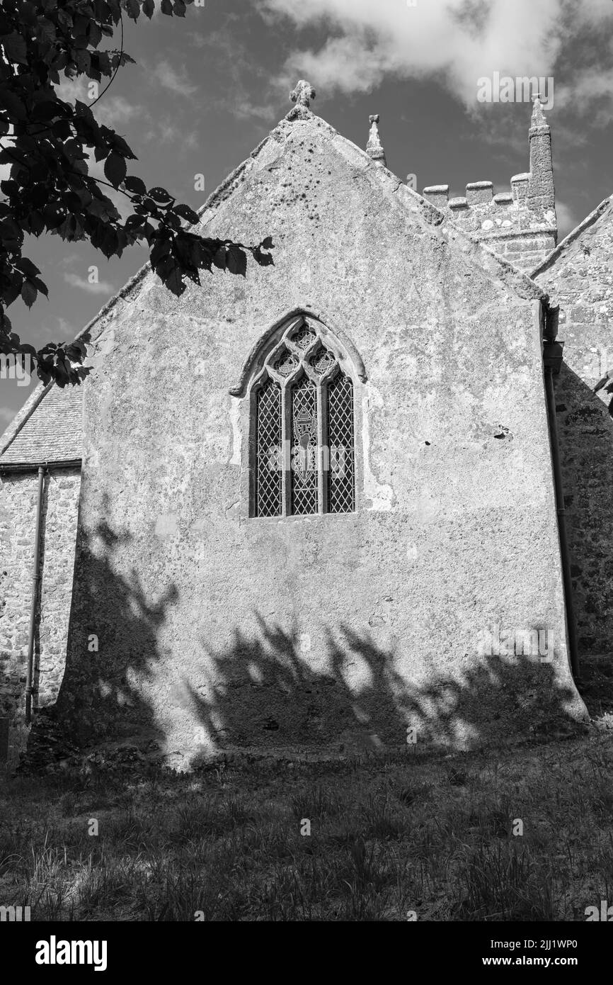 Extérieur de l'église St Wynwallow (St Winwalaus). L'église, la plus méridionale de l'Angleterre, date du 12th siècle et est classée Grade 1. Banque D'Images