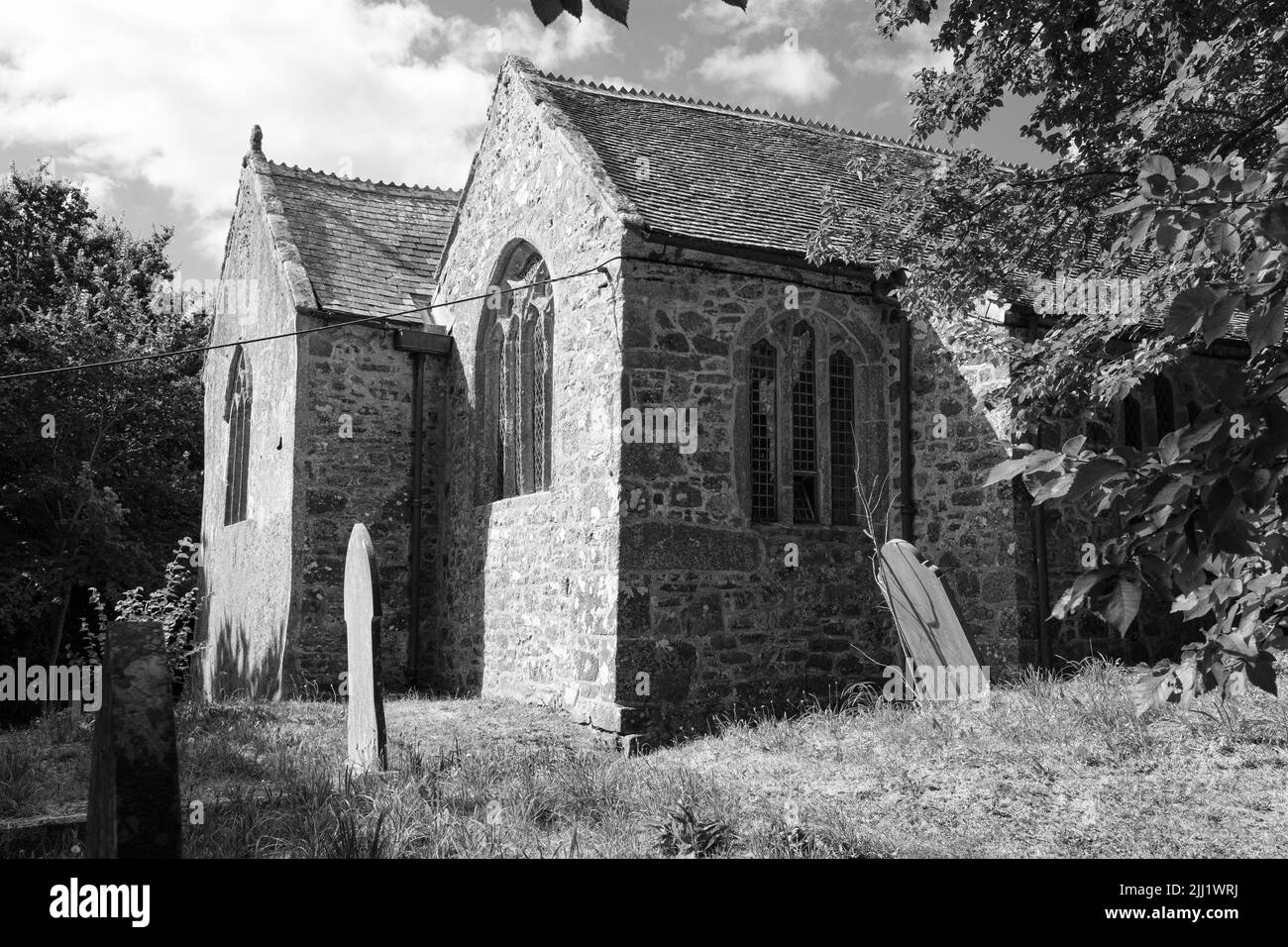 Extérieur de l'église St Wynwallow (St Winwalaus). L'église, la plus méridionale de l'Angleterre, date du 12th siècle et est classée Grade 1. Banque D'Images