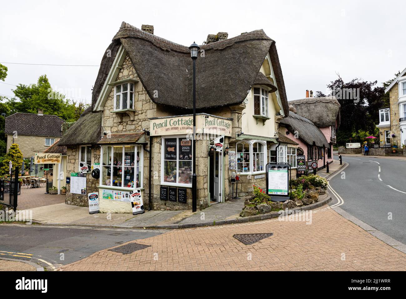 Pencil Cottage Shop et Old Tatch Tea Shop avec jardin et toit de chaume, gagnant café de l'année 2021 Banque D'Images